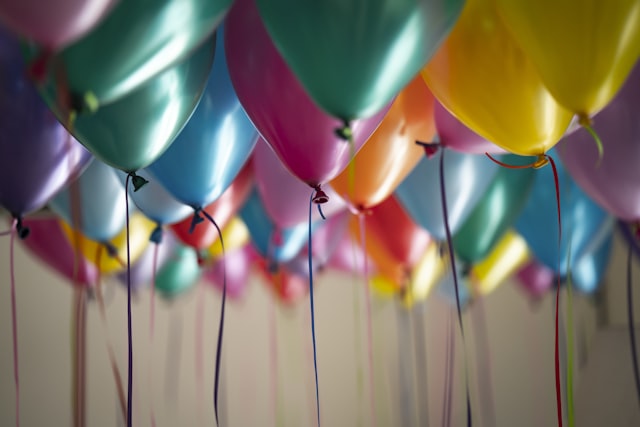 喜庆祝福：生日、毕业、婚礼等喜悦时刻的祝福。